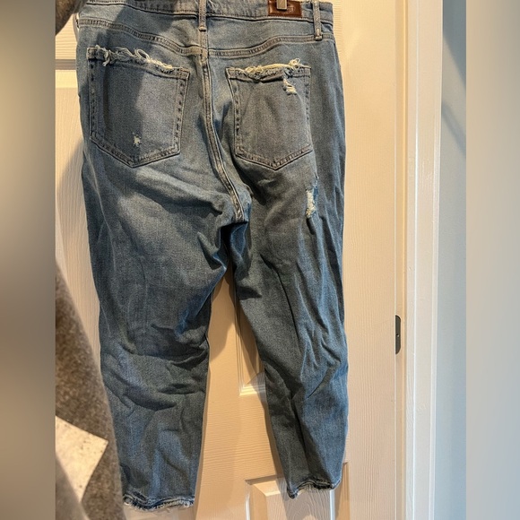 Hollister Curvy High Rise Distressed Mom Jeans - Picture 6 of 6